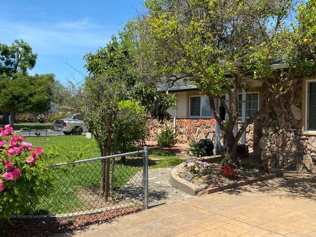 Building Photo - Nice 3 bedroom 1 bath with office Walking ...