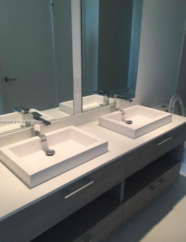 Building Photo - Stylish 1BR + Den at Dua Residences | Bay ...