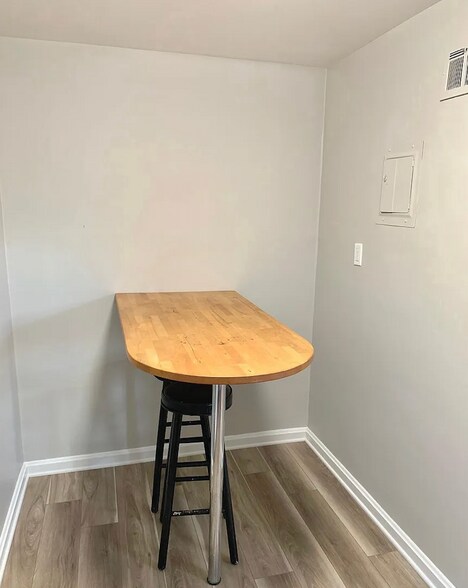 Breakfast nook - 2615 13th Rd S