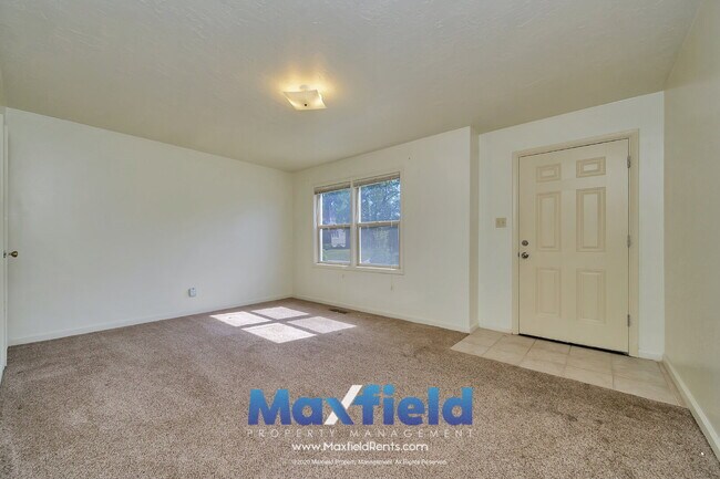 Building Photo - LEASE SPECIAL ! Sugarhouse Bungalow 2 BD 1 BA 1GA - 1500+ sq ft