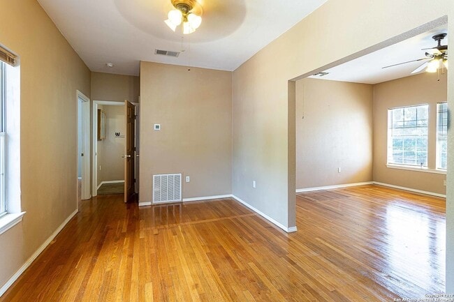 Building Photo - 611 W Ridgewood Ct