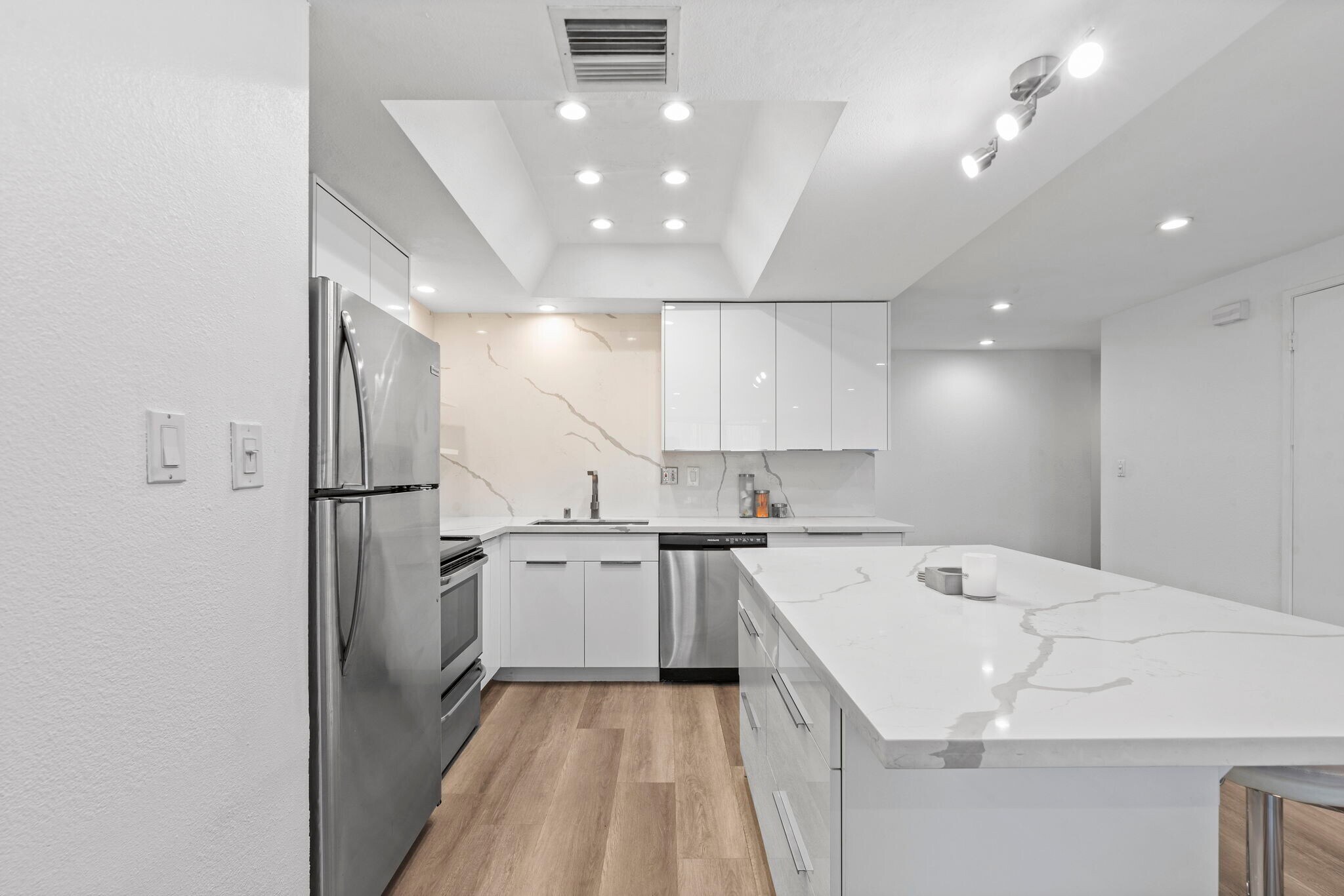 Building Photo - 321 S San Vicente Blvd