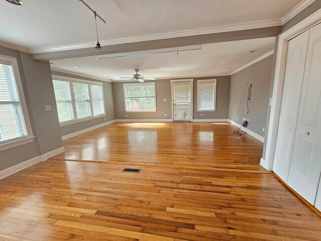 Building Photo - 850 Brookwood Dr