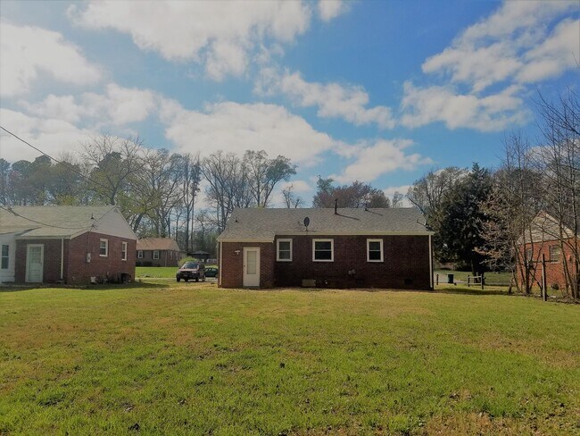 Building Photo - Brick ranch in Henrico off of Laburnum