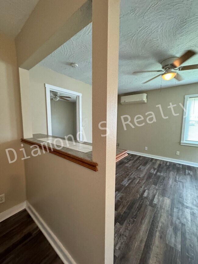 Building Photo - 1327 N Robberson Ave