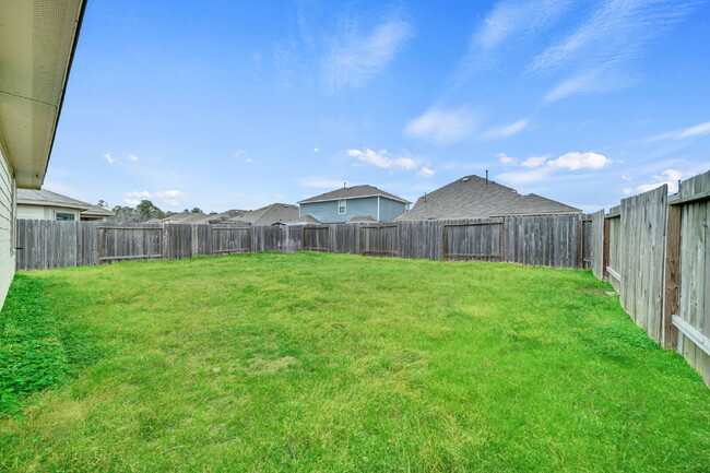 Building Photo - Like-new three bedroom single story home featuring a spacious open floor plan ideal for modern li...