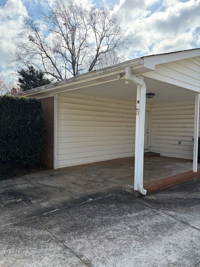 Building Photo - FENCED IN YARD AND LARGE DETACHED TWO CAR GARAGE LOCATED IN THE DESIRED TRAVELERS REST!!!