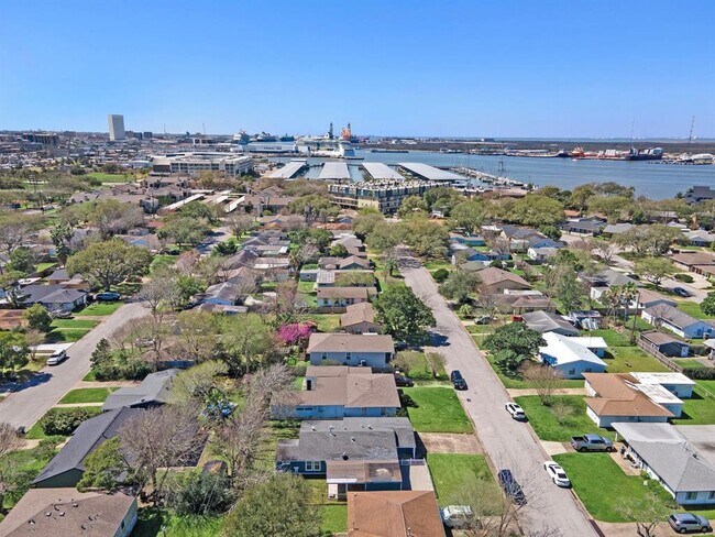 Building Photo - 105 Pompano Ave