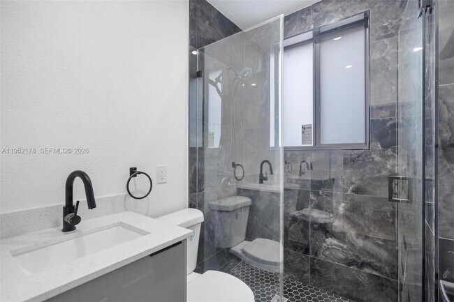 Building Photo - 629 SW 10th Ave