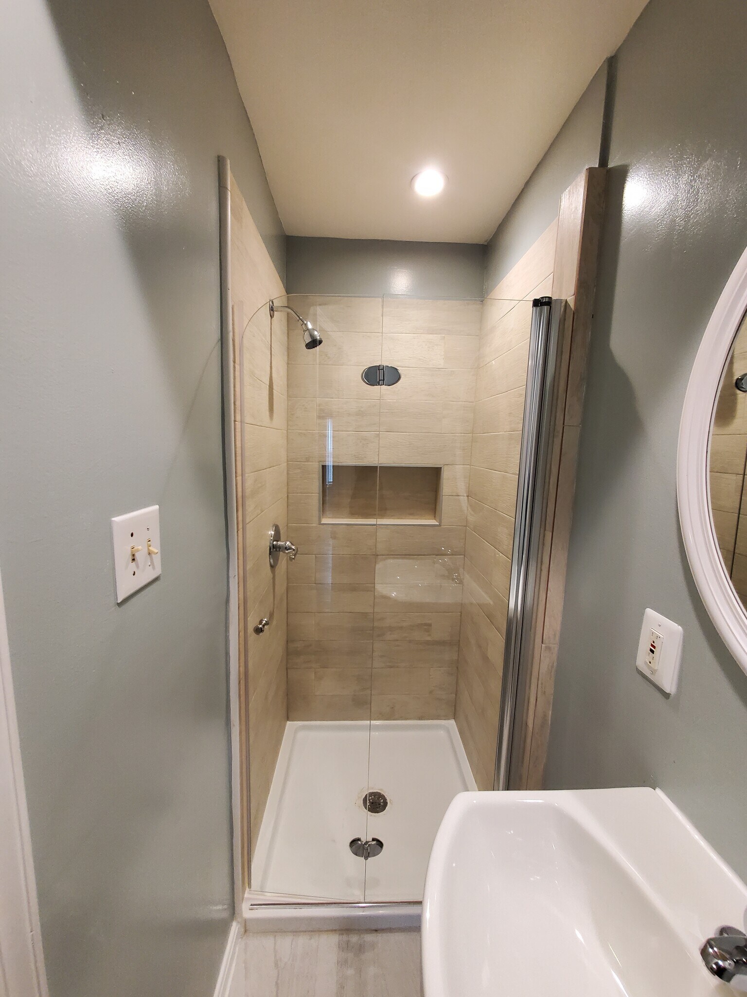 Secondary Bathroom - 2923 Sunset Ln