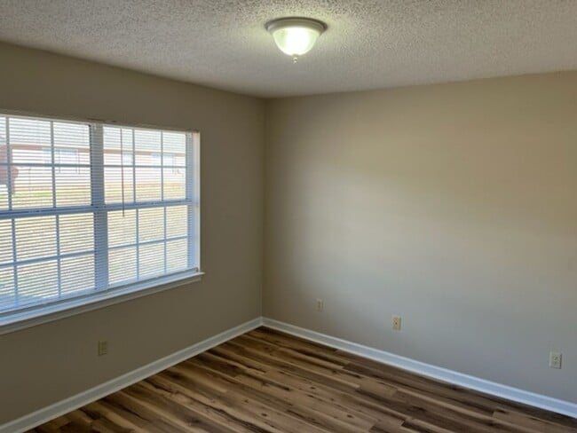 Building Photo - Rockcreek Dr #10 &amp; 12
