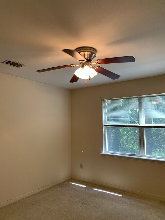 Building Photo - 3/2.5 Near Downtown Available July 25, 2026~ See appt instructions in txt