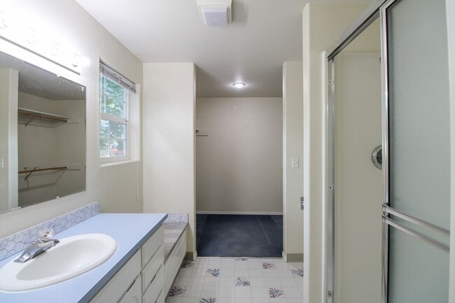 Building Photo - 3200 Lorian Ln SE