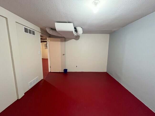 Building Photo - Spacious Multi-Level Living with Vaulted Ceilings and Backyard Access