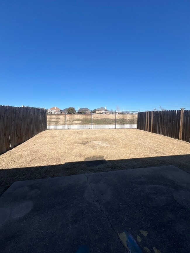 Building Photo - Updated Stunning Duplex 3/2 duplex in Burleson