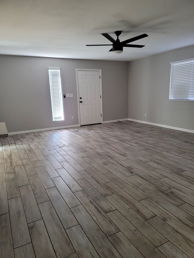 Building Photo - Absolutely Stunning Remodeled 2 Bedroom Co...