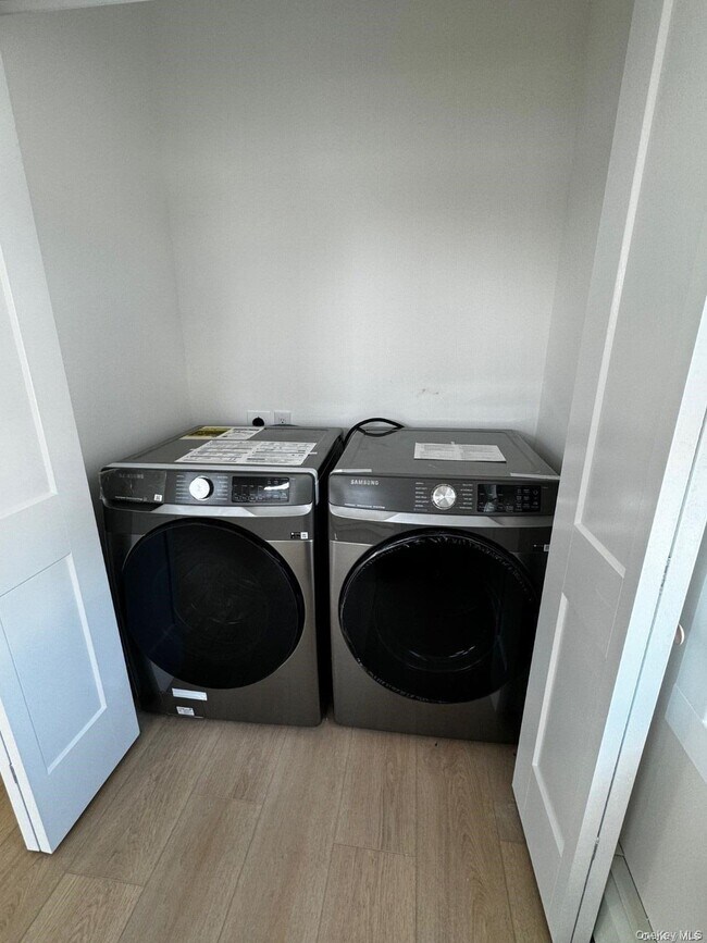 Building Photo - 253 W Market St