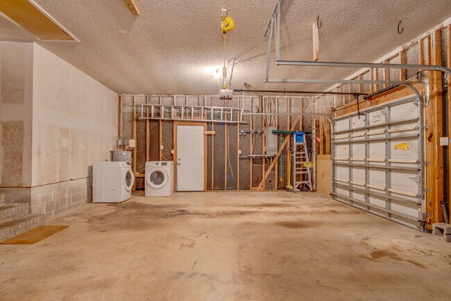 Building Photo - Beautiful 3BR Home in North Hill – Special: ½ Off Deposit for Active-Duty Military!