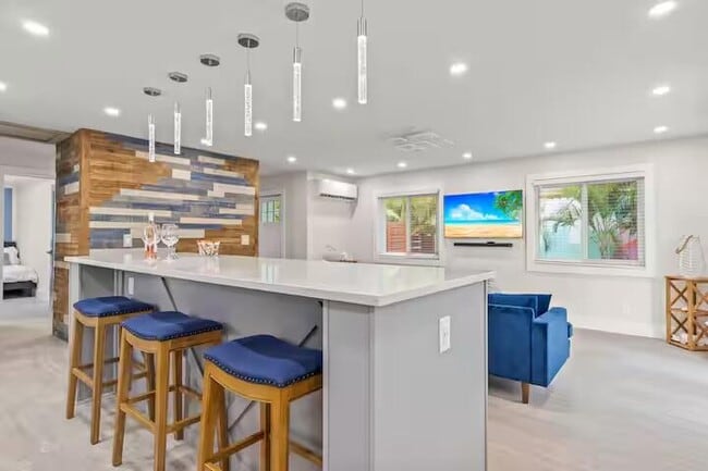 Building Photo - 322 NW 4th Ave