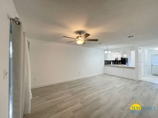 Building Photo - Lovely 2 Story end unit Townhouse in Fort Walton!