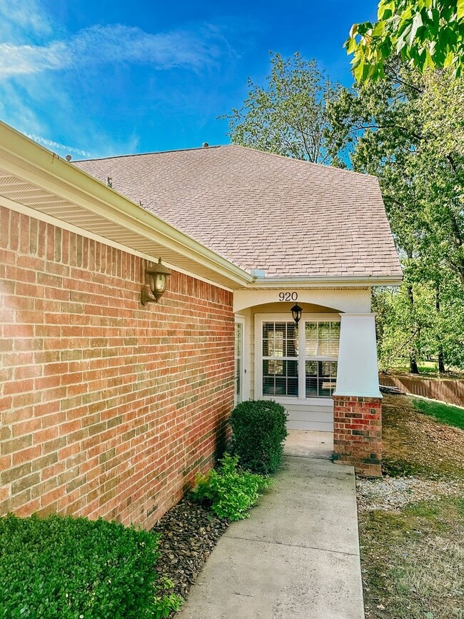 Building Photo - ** Move-in Special** Beautiful Townhome in...