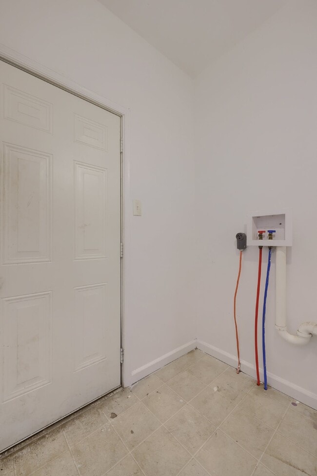 Building Photo - 5 bedroom 1.5 bath. Home available now.