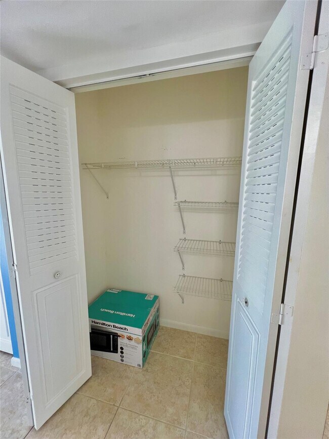 Building Photo - 129 Mansfield D