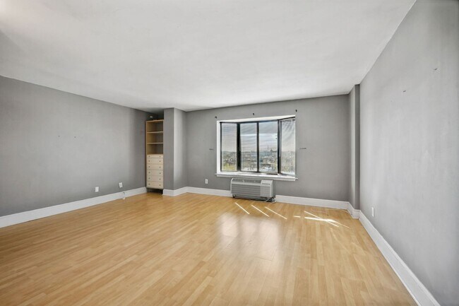 Building Photo - Dupont Circle with Secured Parking! Sun-fi...