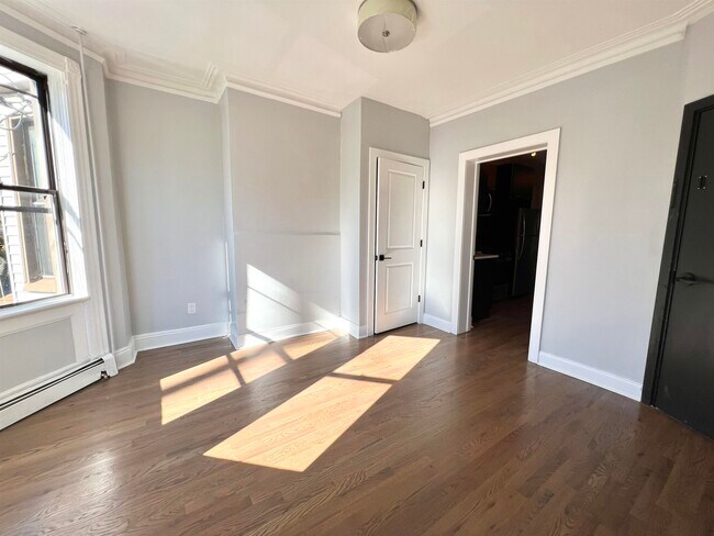 Building Photo - 484 Mercer St