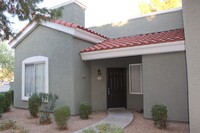 Building Photo - Super Cute 3 bed 2 bath in Gated Community