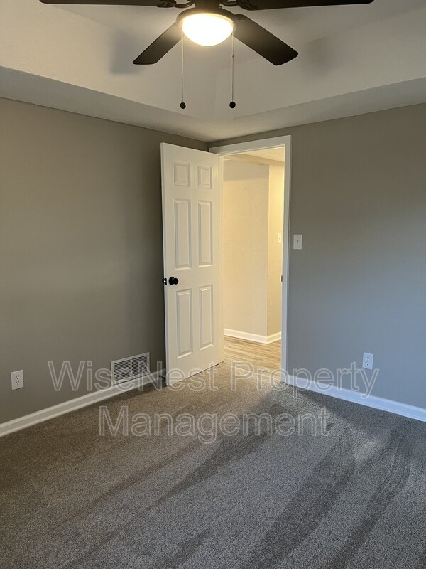 Building Photo - 708 NE Ball Dr