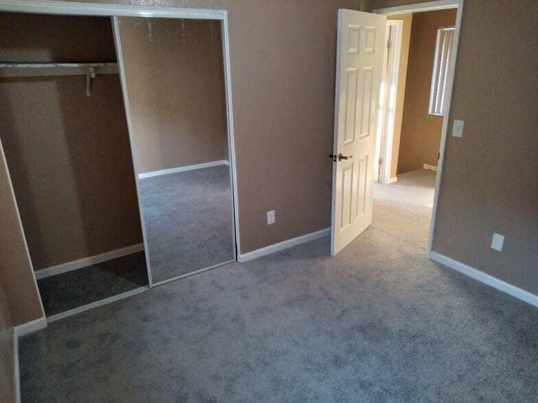 Building Photo - 4465 N Sierra Way