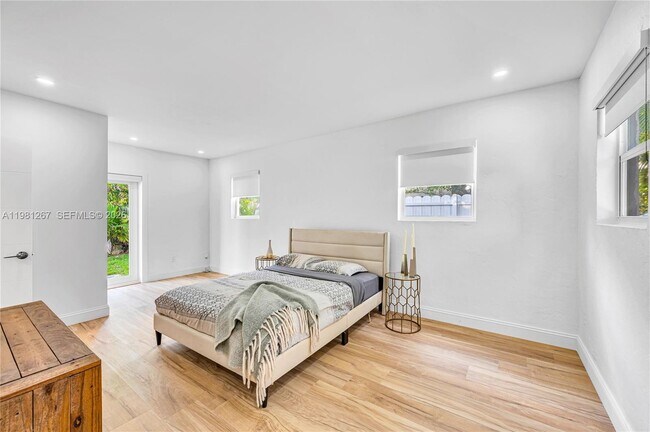 Building Photo - 1960 NE 182nd St