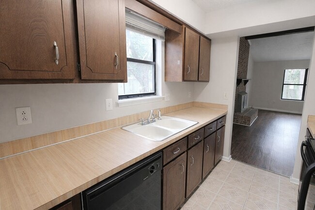 Building Photo - 2 Bedroom Ranch Home W/ Fenced In back yard