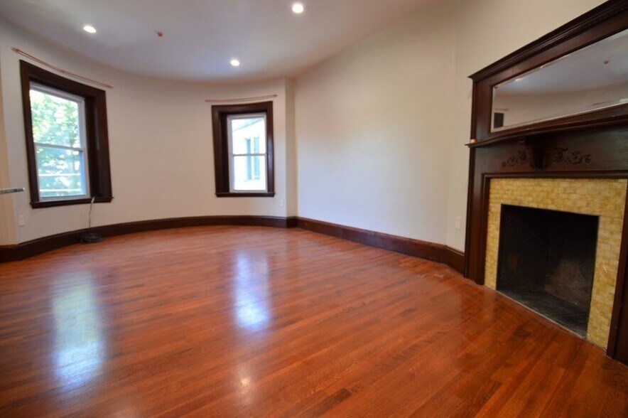 Building Photo - 1740 Beacon St