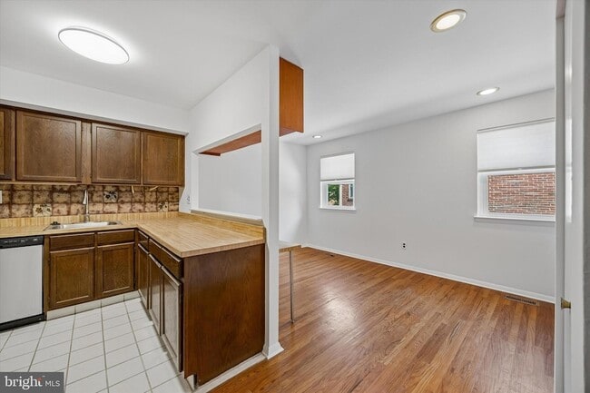 Building Photo - 517 S Randolph Ct