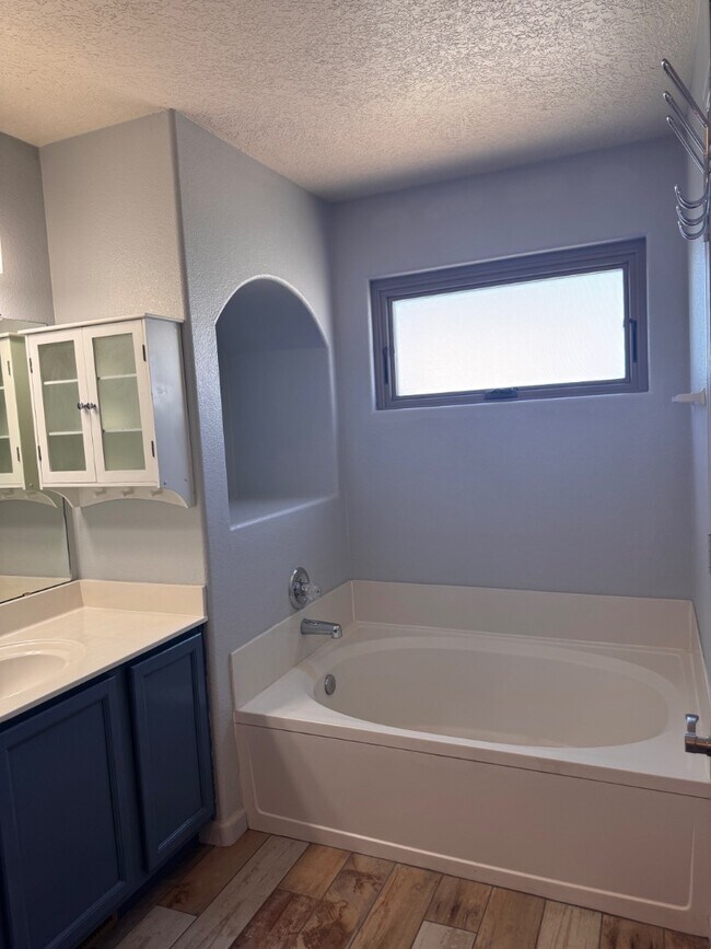 Building Photo - 624 Torretta Dr SW