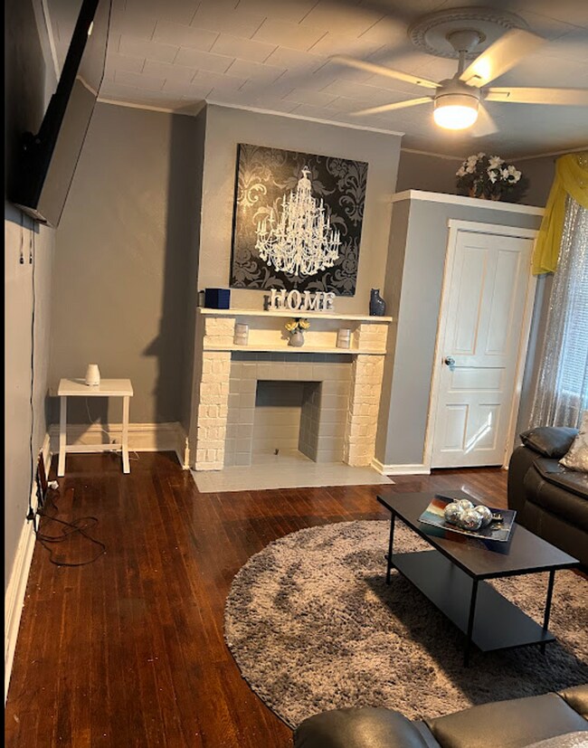 Building Photo - 2201 Beaver-Rooms