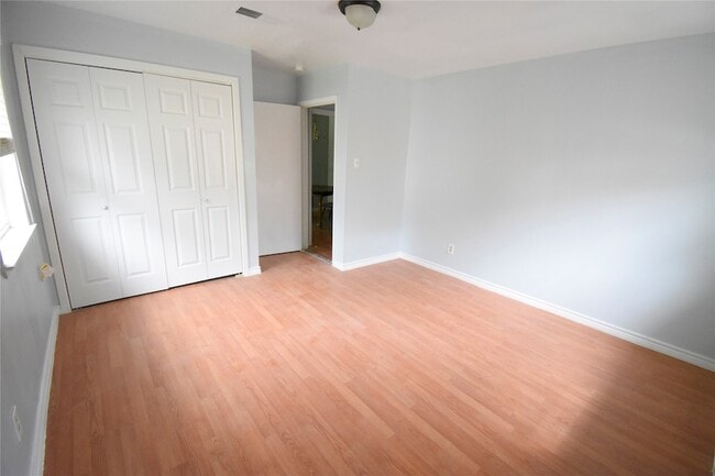 Building Photo - 1706 Oaks Dr