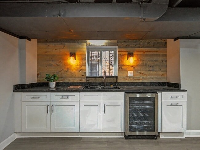 Building Photo - 1511 N Linder Ave