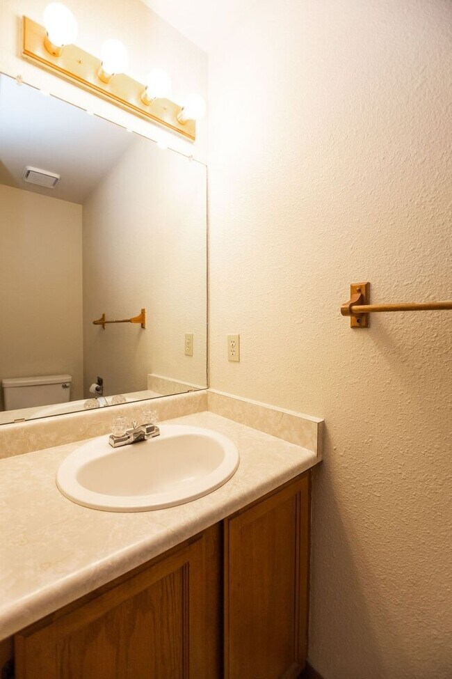 Building Photo - Charming 3 Bed, 2 Bath Home on a Quiet Cul-de-Sac with a Fenced Yard & 2-Car Garage!