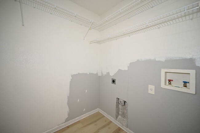 Building Photo - Nice 2 bedroom, 2.5 bath Townhouse with ba...