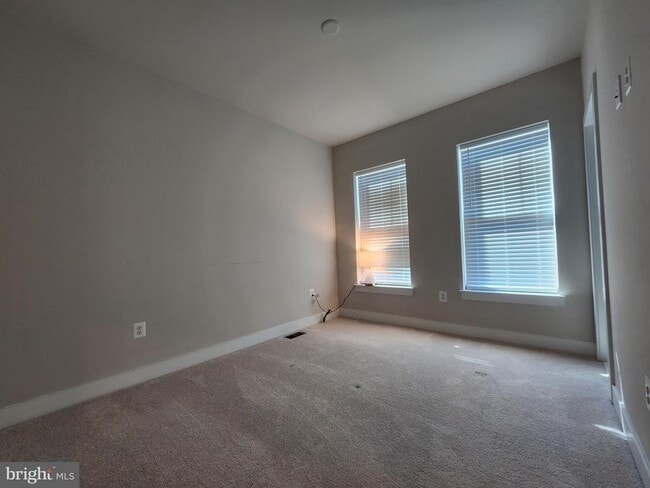 Building Photo - 140 Stowe Dr