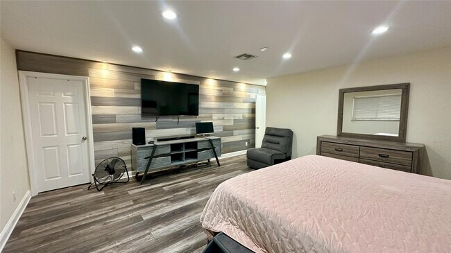 Building Photo - 4751 NE 10th Ave