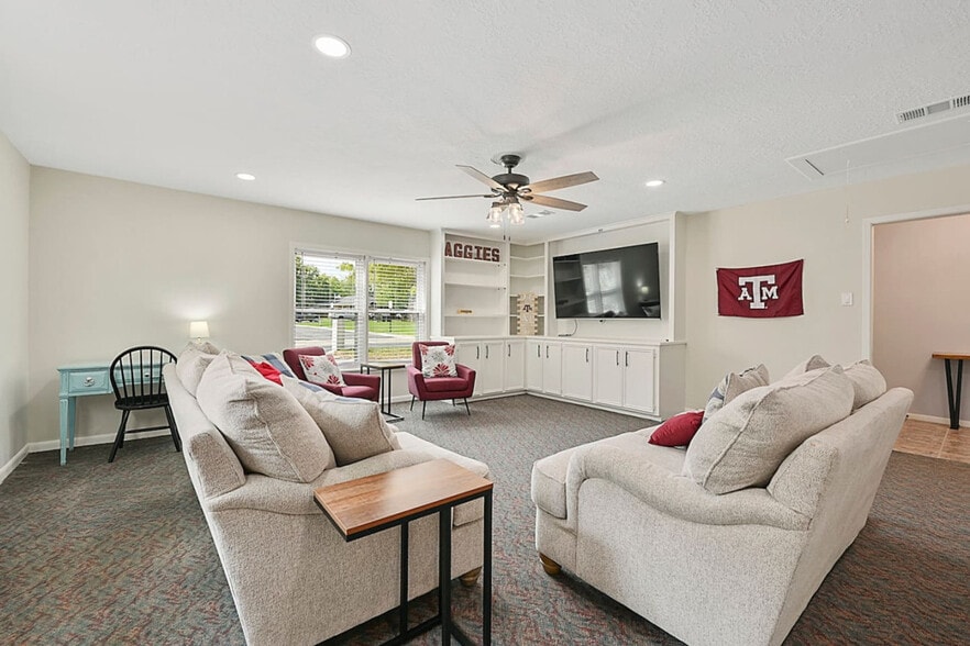 Primary Photo - 1909 Langford St