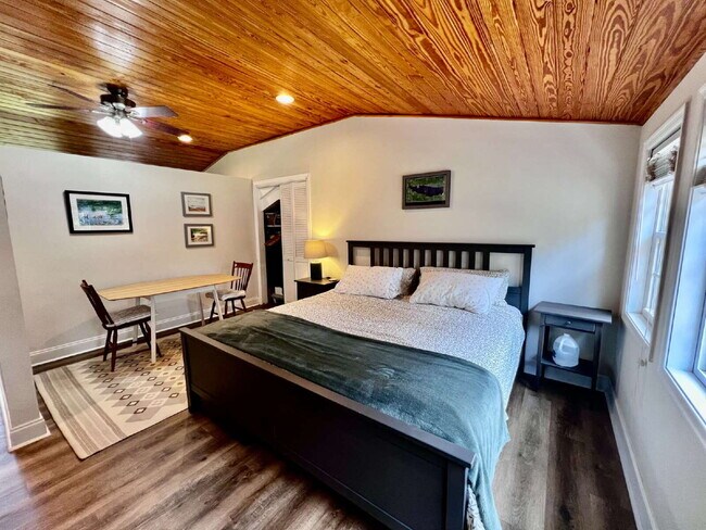 Building Photo - Love Where You Live in Lake Shores!