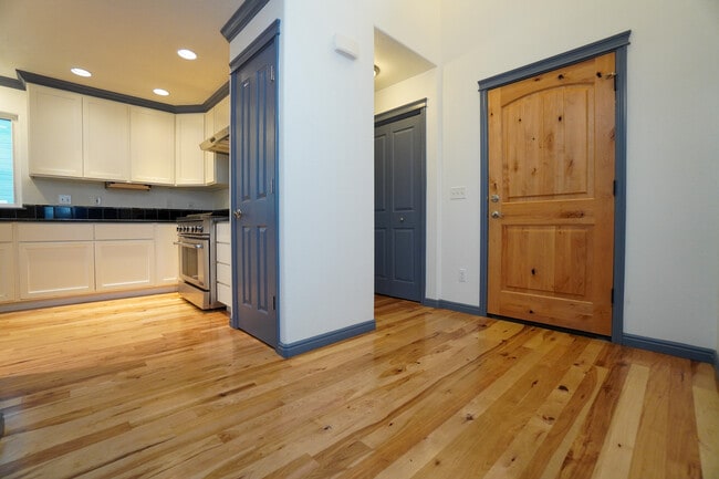 Building Photo - 11301 W Goldenrod Ave