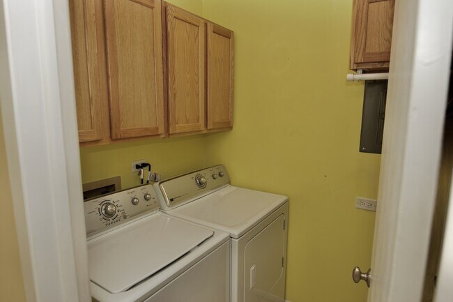 Building Photo - 1047 Auburn Ln