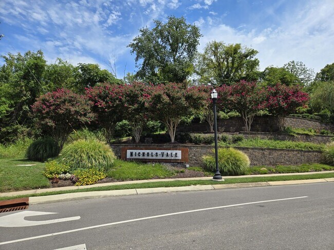 Building Photo - FOR LEASE - 3 bed, 2.5 bath, 1679 sqft townhome