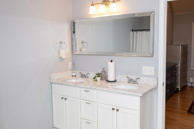 Building Photo - 129 Quinapoxet St